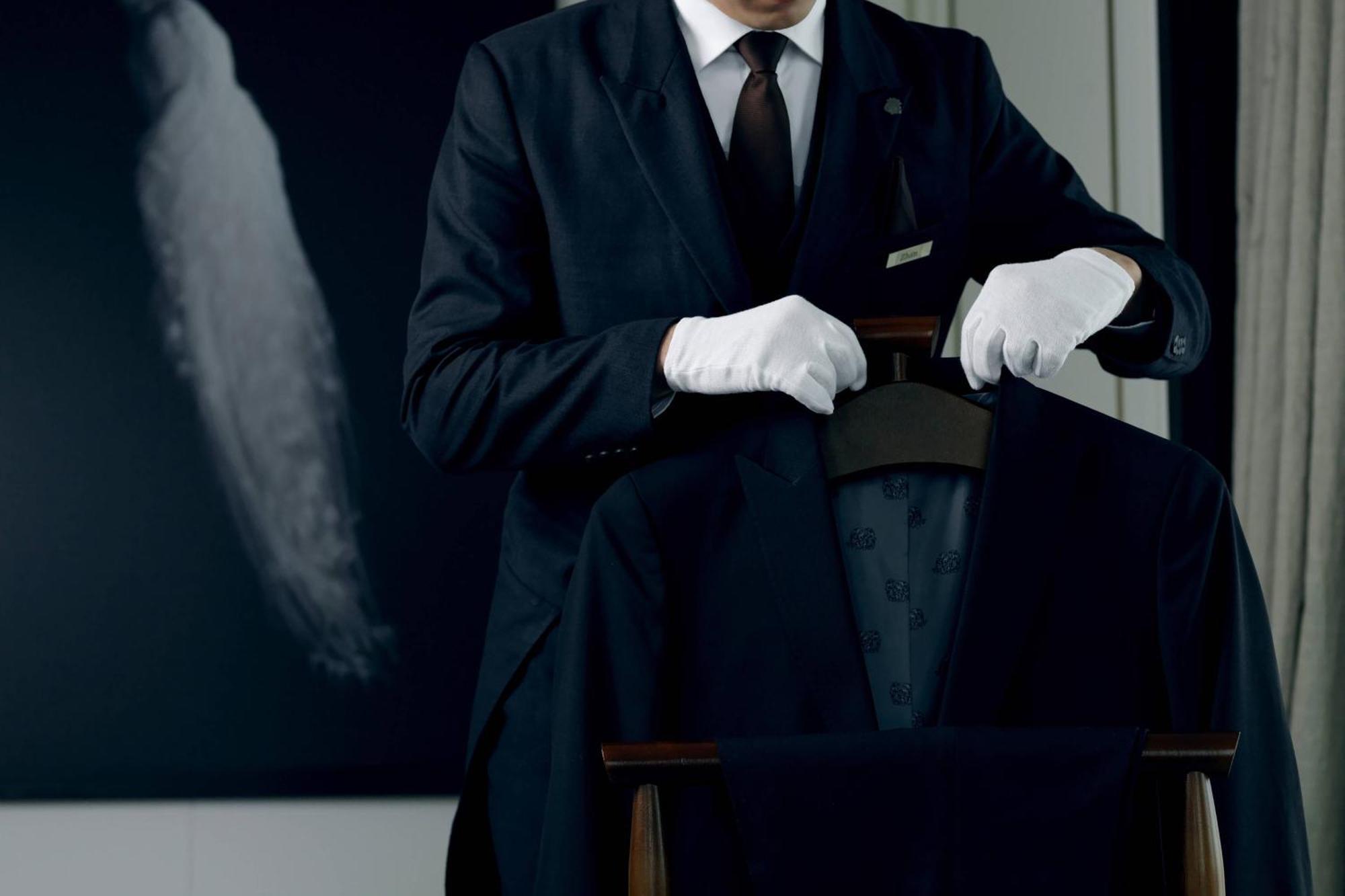 The St. Regis Astana Hotel Eksteriør billede A butler wearing white gloves