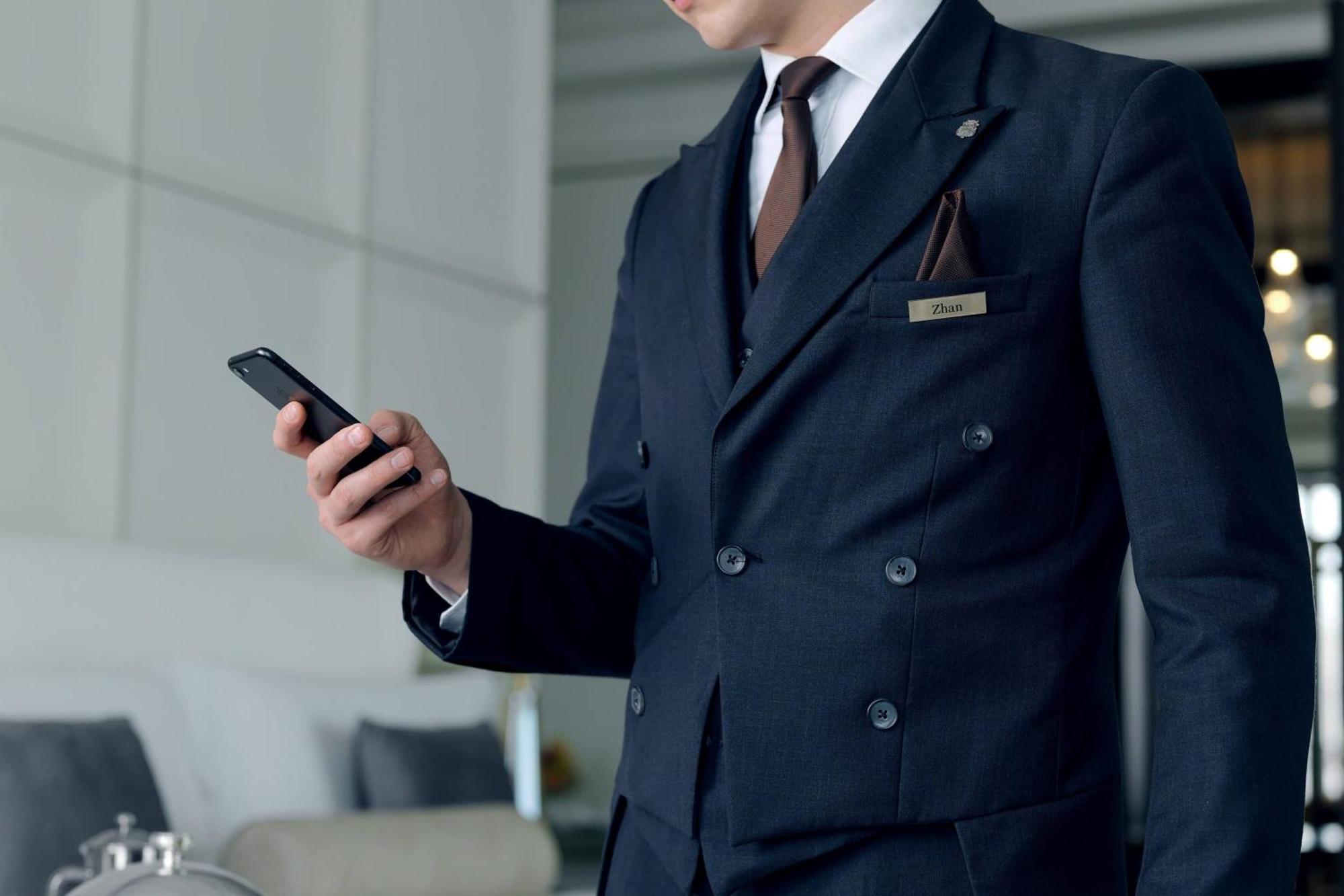 The St. Regis Astana Hotel Eksteriør billede A concierge