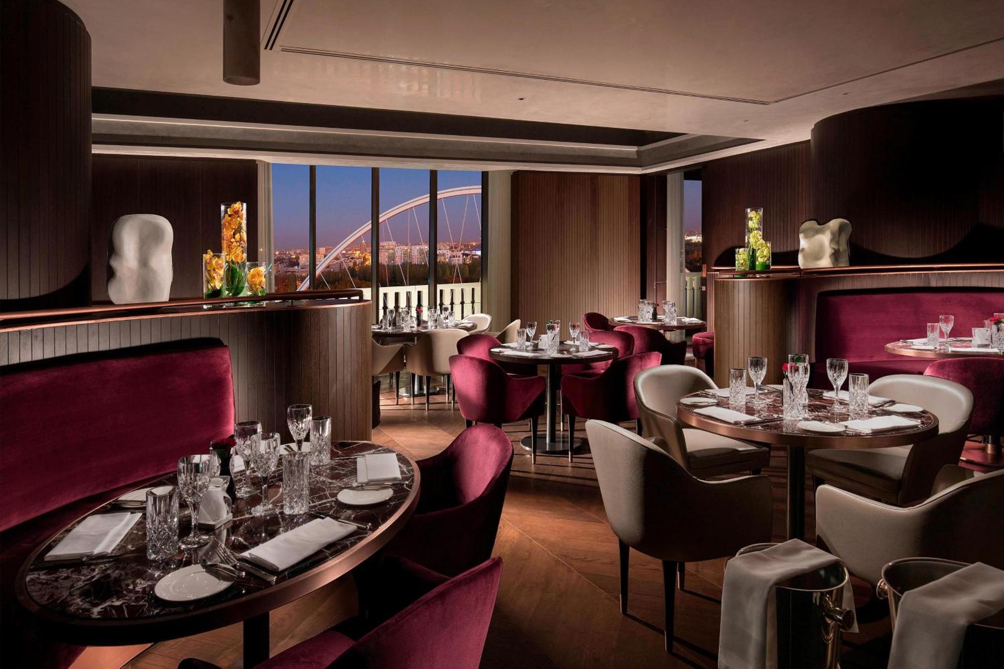 The St. Regis Astana Hotel Eksteriør billede The interior of the restaurant