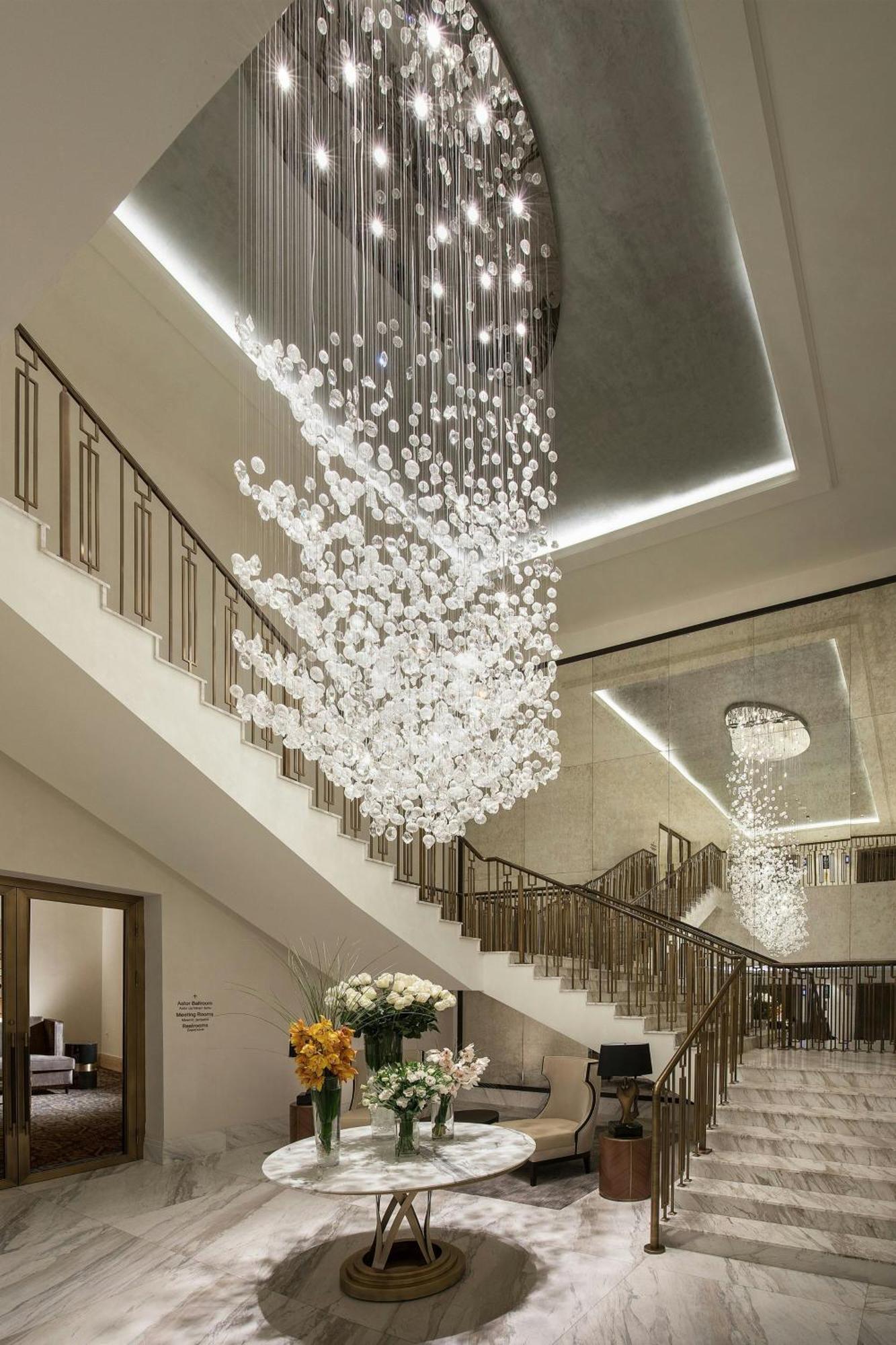 The St. Regis Astana Hotel Eksteriør billede A chandelier