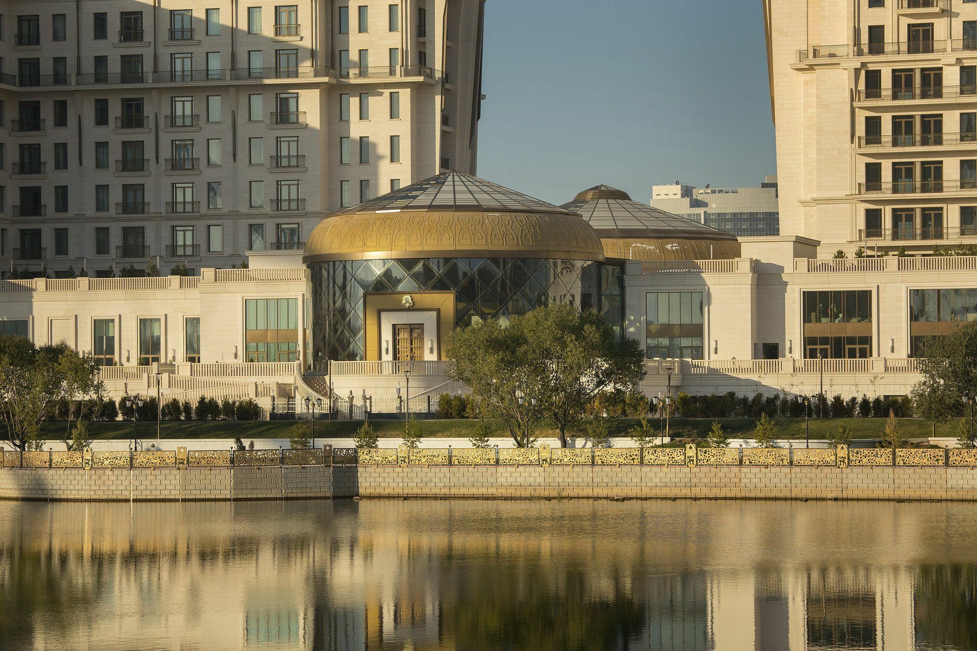 The St. Regis Astana Hotel Eksteriør billede The Four Seasons Hotel
